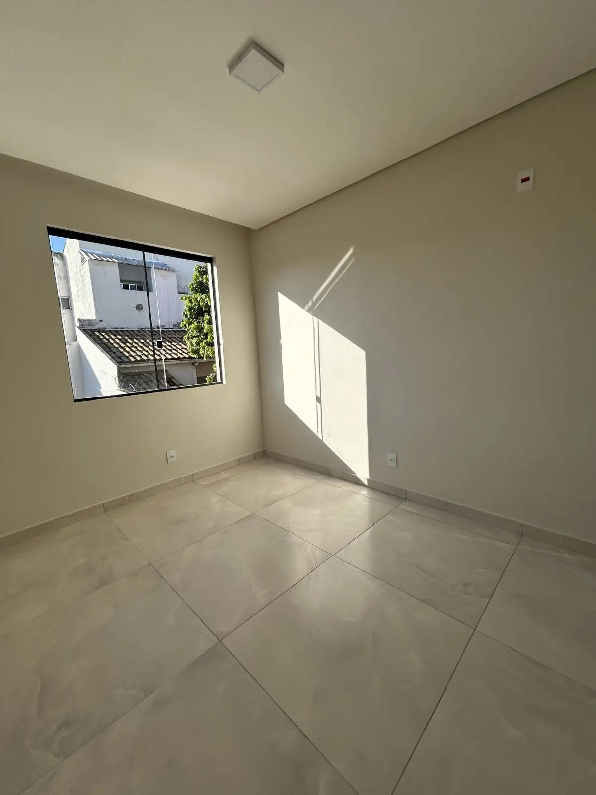 Quarto com janela e piso em porcelanato