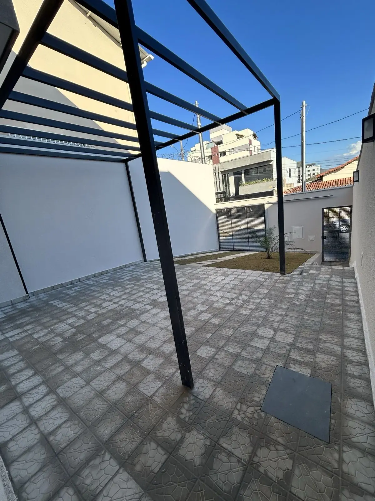 Pergolado sobre piso de pedra